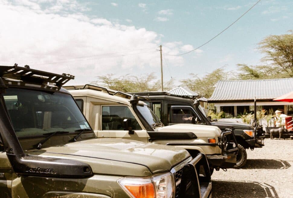 Rundreise Uganda - Safari-Fahrzeug im Queen Elizabeth Nationalpark mit Elefanten