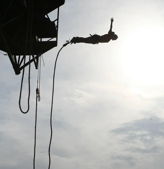 Bungee jumping over the Nile during a 3-Day Jinja Sipi tour
