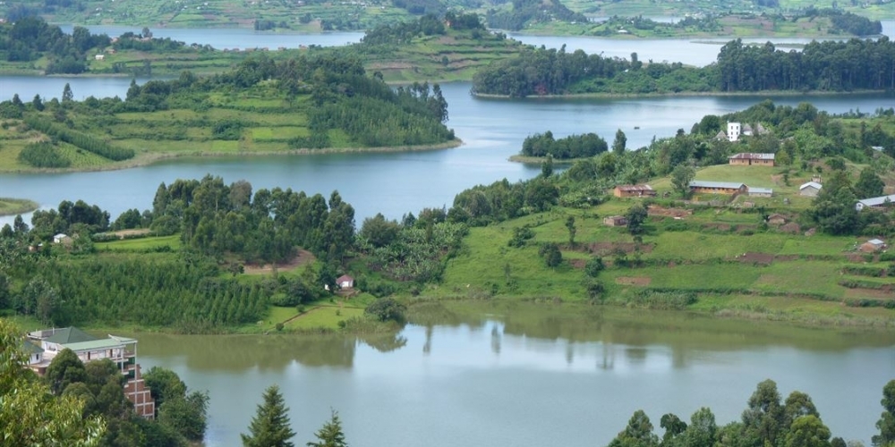 A relaxing boat ride on Lake Bunyonyi on an 8 day Uganda wildlife and gorilla trekking tour package with luxury lodges