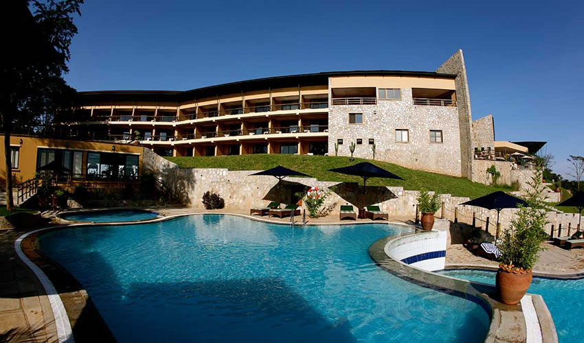 Best family lodges Murchison Falls kids pool – family dining at a Murchison Falls lodge