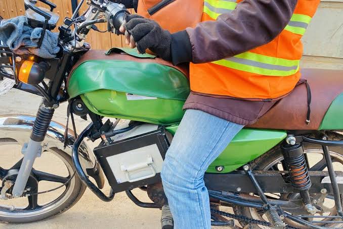 Boda Boda 101 Uganda guide – tourist paying boda driver in Kampala
