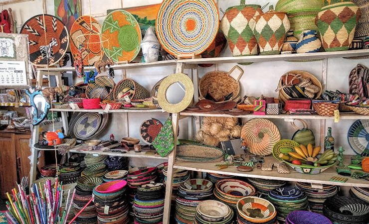 Buying authentic handmade souvenirs craft markets Kampala – bargaining for souvenirs in Kampala