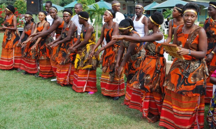 Dress code for women Uganda culture tourist – woman on safari in Uganda