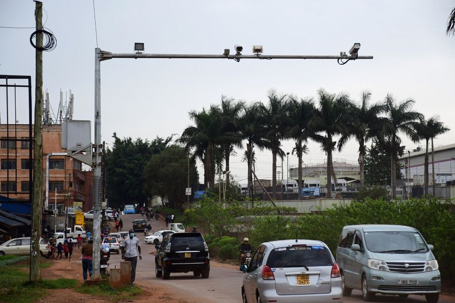 Driving in Kampala traffic foreign driver tips – typical Kampala road with traffic