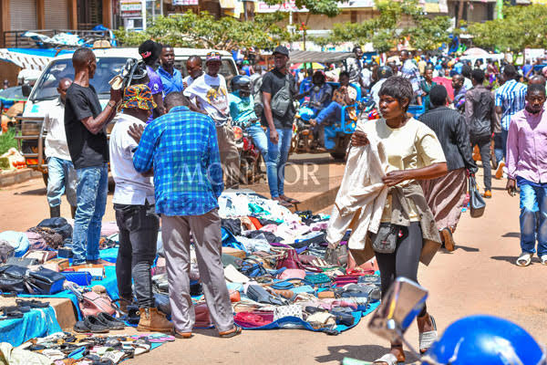Handling Street Vendors Hawkers Kampala Polite Tips – 2026 Guide 3 Handling street vendors hawkers Kampala polite tips – bargaining with a street vendor
