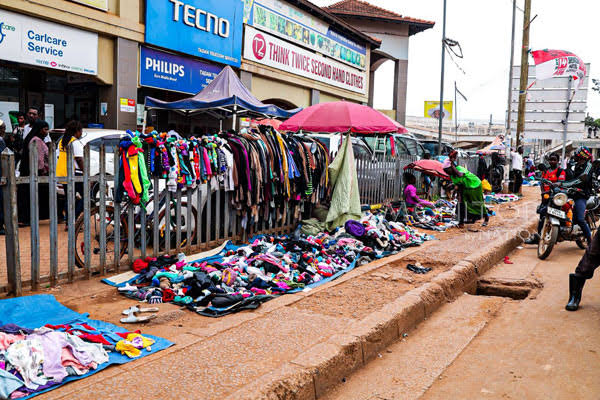 Handling Street Vendors Hawkers Kampala Polite Tips – 2026 Guide 4 Handling street vendors hawkers Kampala polite tips – tourist interacting with a street vendor