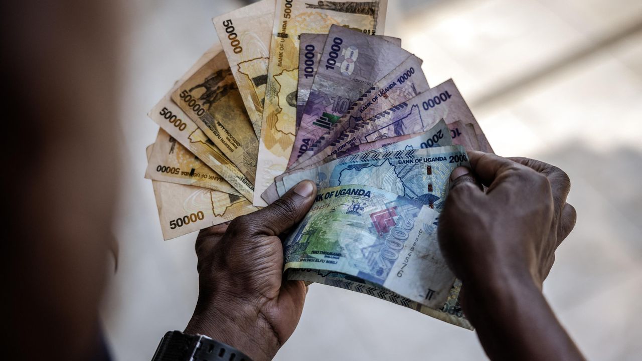 How much cash to bring to Uganda per day – daily budget breakdown on a notepad