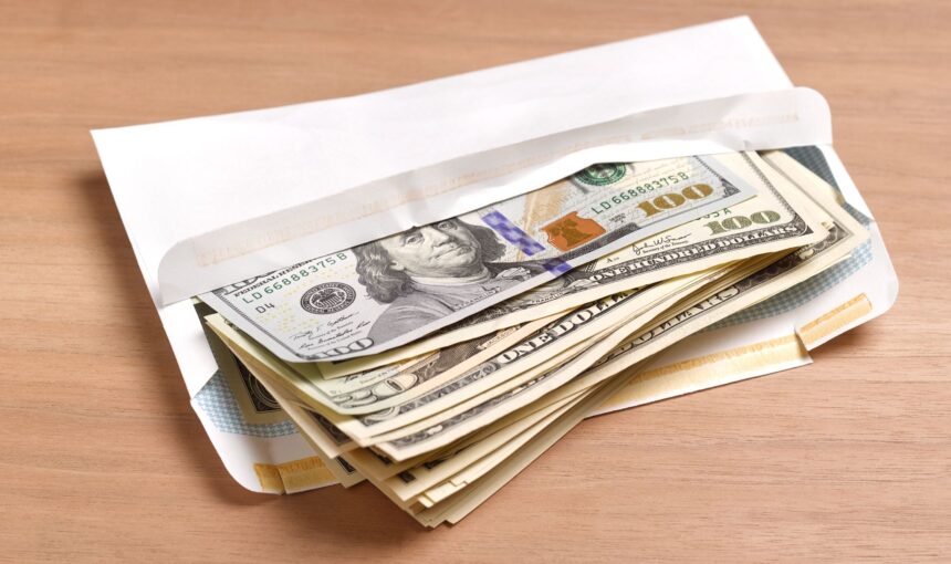 Paying Uganda Safari USD vs UGX Shillings – 2026 Currency Guide 1 Paying Uganda Safari USD vs UGX Shillings – 2026 Currency Guide