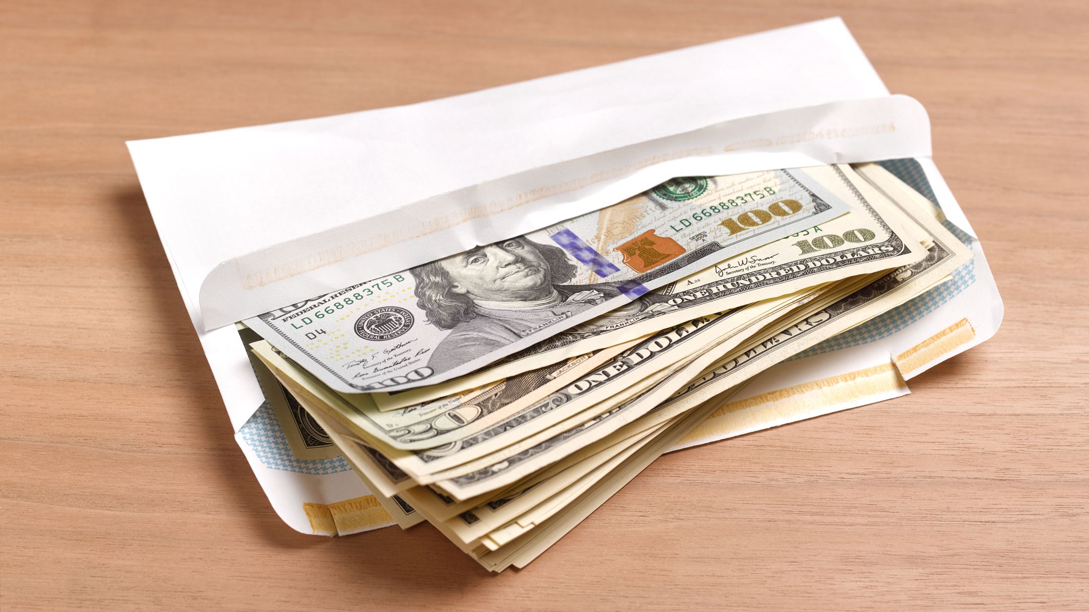 Paying Uganda safari USD vs UGX shillings – US dollars and Ugandan shillings banknotes
