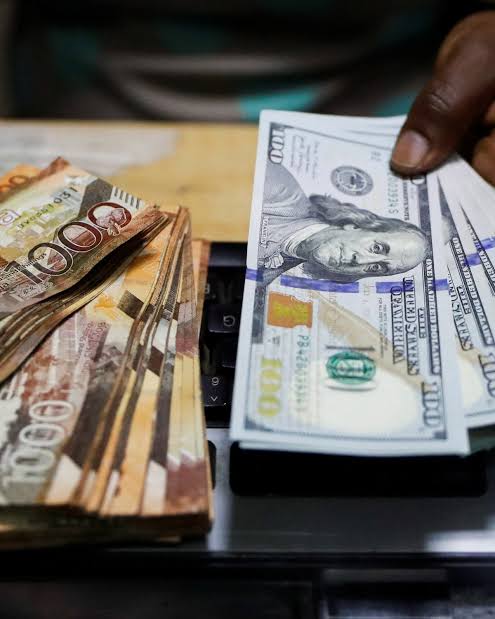 Paying Uganda safari USD vs UGX shillings – currency exchange counter in Kampala