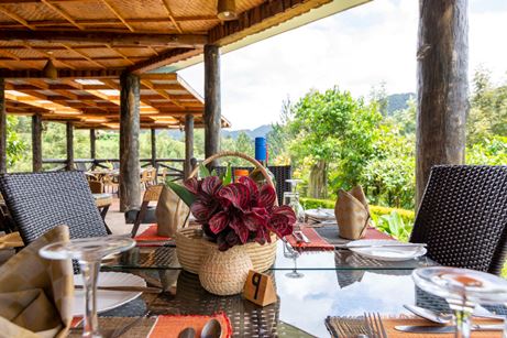 Uganda safari guide tip amount per day – park ranger receiving a tip after a game drive