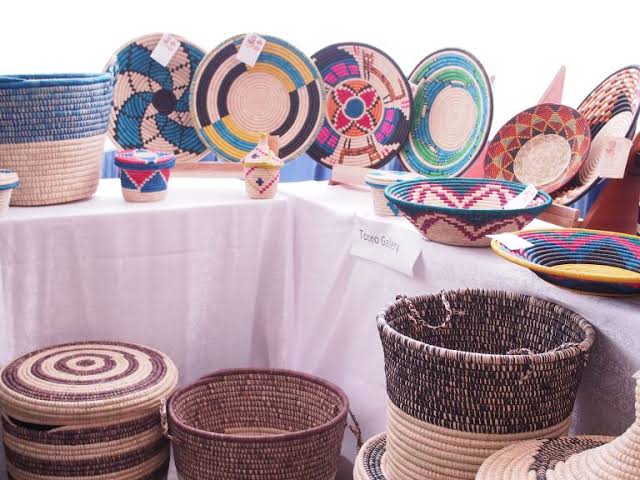 Ugandan basket weaving workshop – artisan tour in Bwindi