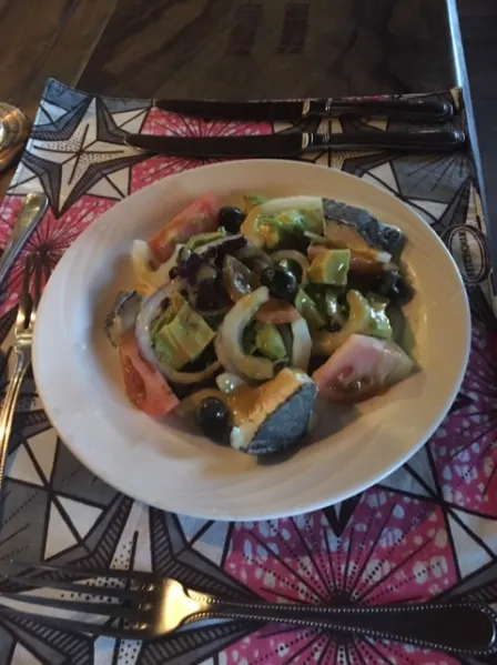 Vegan and vegetarian meal options in Bwindi lodges – colorful plant-based plate with jackfruit stew
