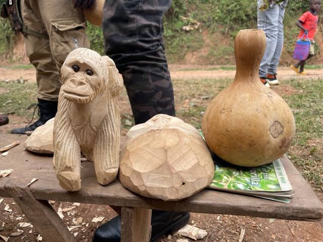 Wood carving Uganda – artisan crafts tour in Kampala