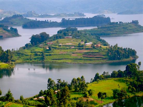 Lake Bunyonyi on a Uganda Rwanda primate safari