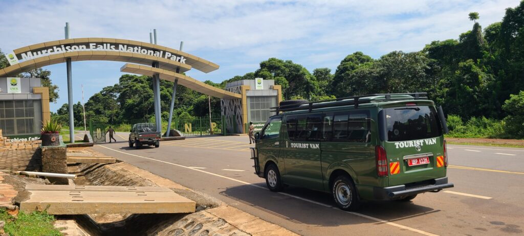 Vehicle on the transfer road from Murchison to Kibale via Fort Portal