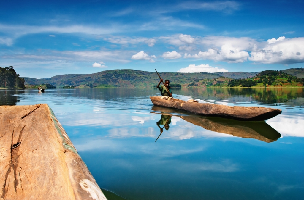 Boat on Lake Bunyonyi on a Uganda safari from Sweden